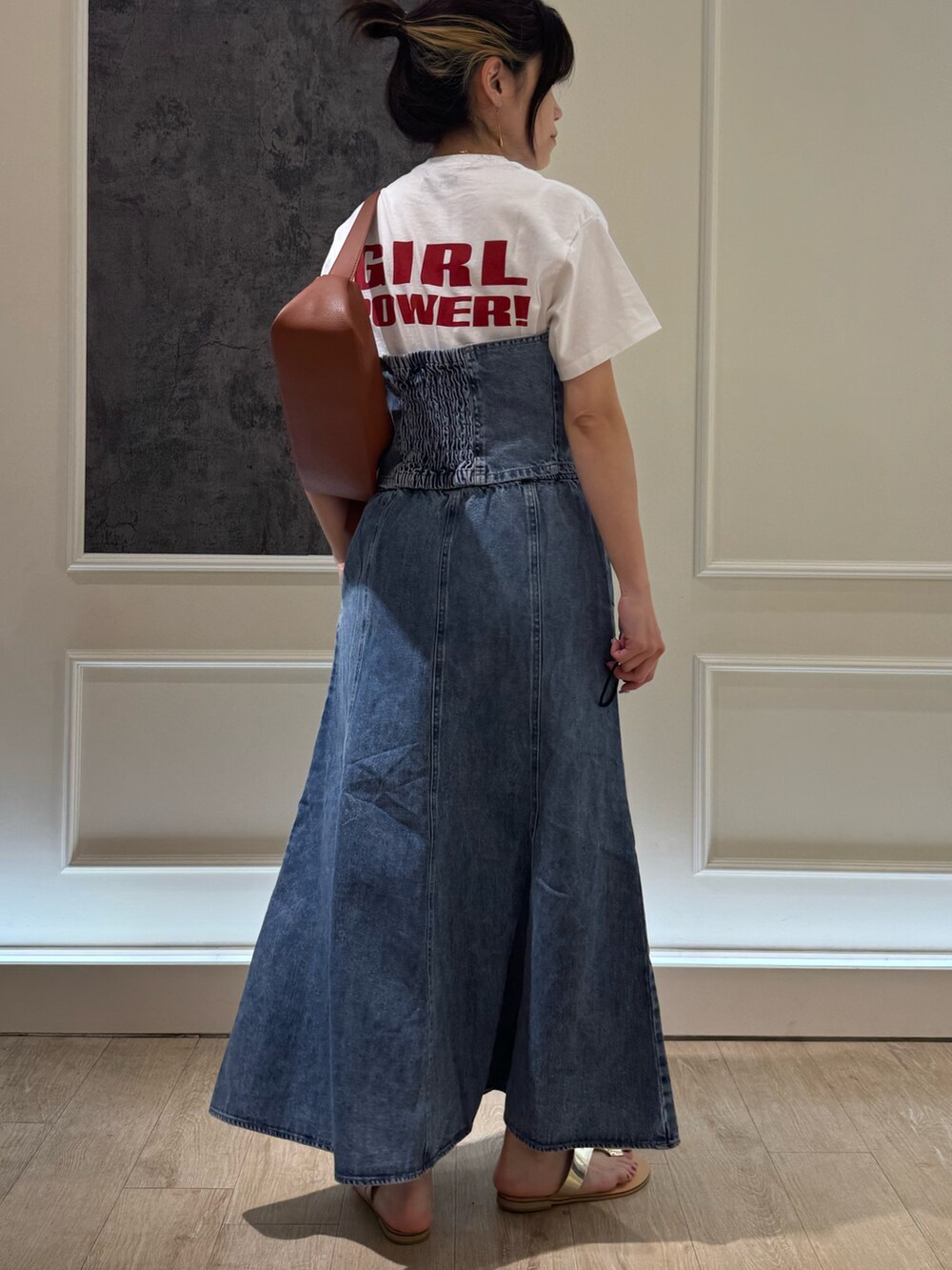 ブルー系のシャツ/ブラウス、ブルー系のスカート、イエロー系のショルダーバッグを着用したレディースの夏コーディネートの4枚目の写真