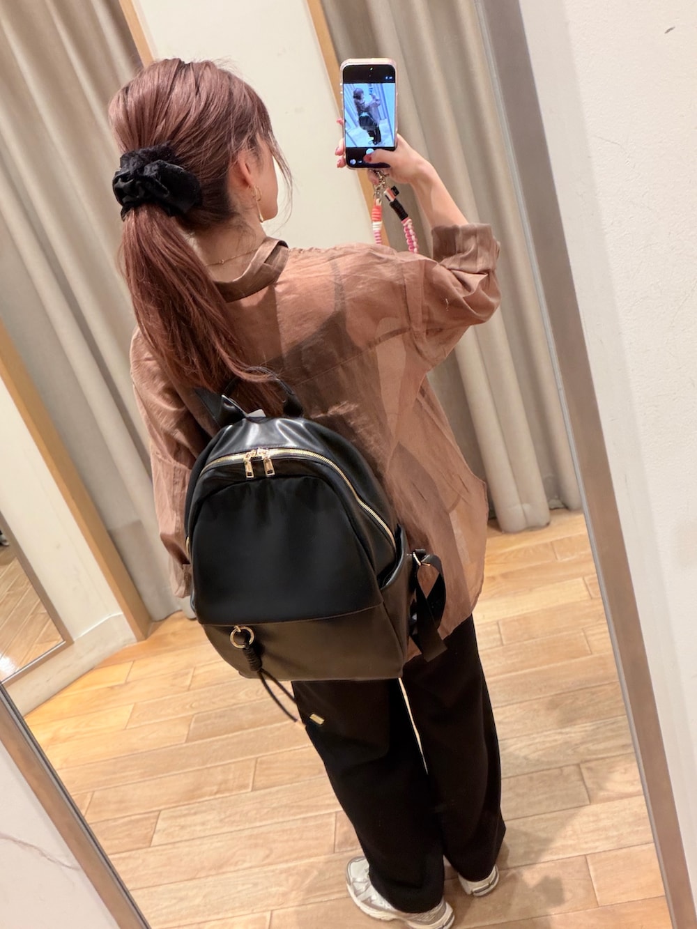 ブラウン系のシャツ/ブラウス、ブラック系のその他パンツ、シルバー系のバックパック/リュックを着用したレディースの夏コーディネートの4枚目の写真