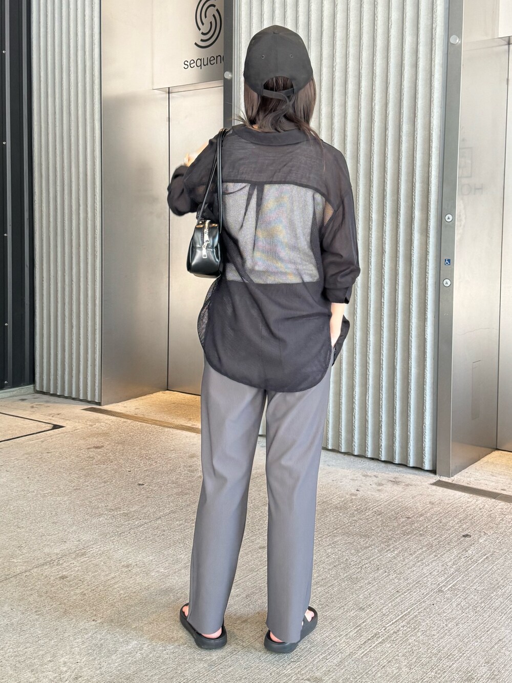 ブラック系のシャツ/ブラウス、グレー系のその他パンツ、ブラック系のサンダルを着用したレディースの夏コーディネートの3枚目の写真