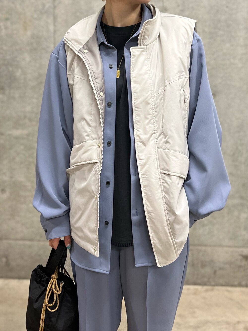 ホワイト系のベスト、ブルー系のシャツ/ブラウス、ブルー系のその他パンツを着用したレディースの春コーディネートの4枚目の写真