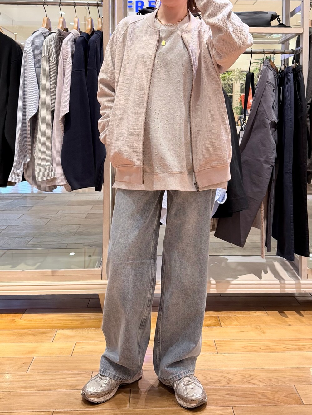 ブルー系のデニムパンツ、グレー系のスウェットを着用したレディースの春コーディネートの3枚目の写真