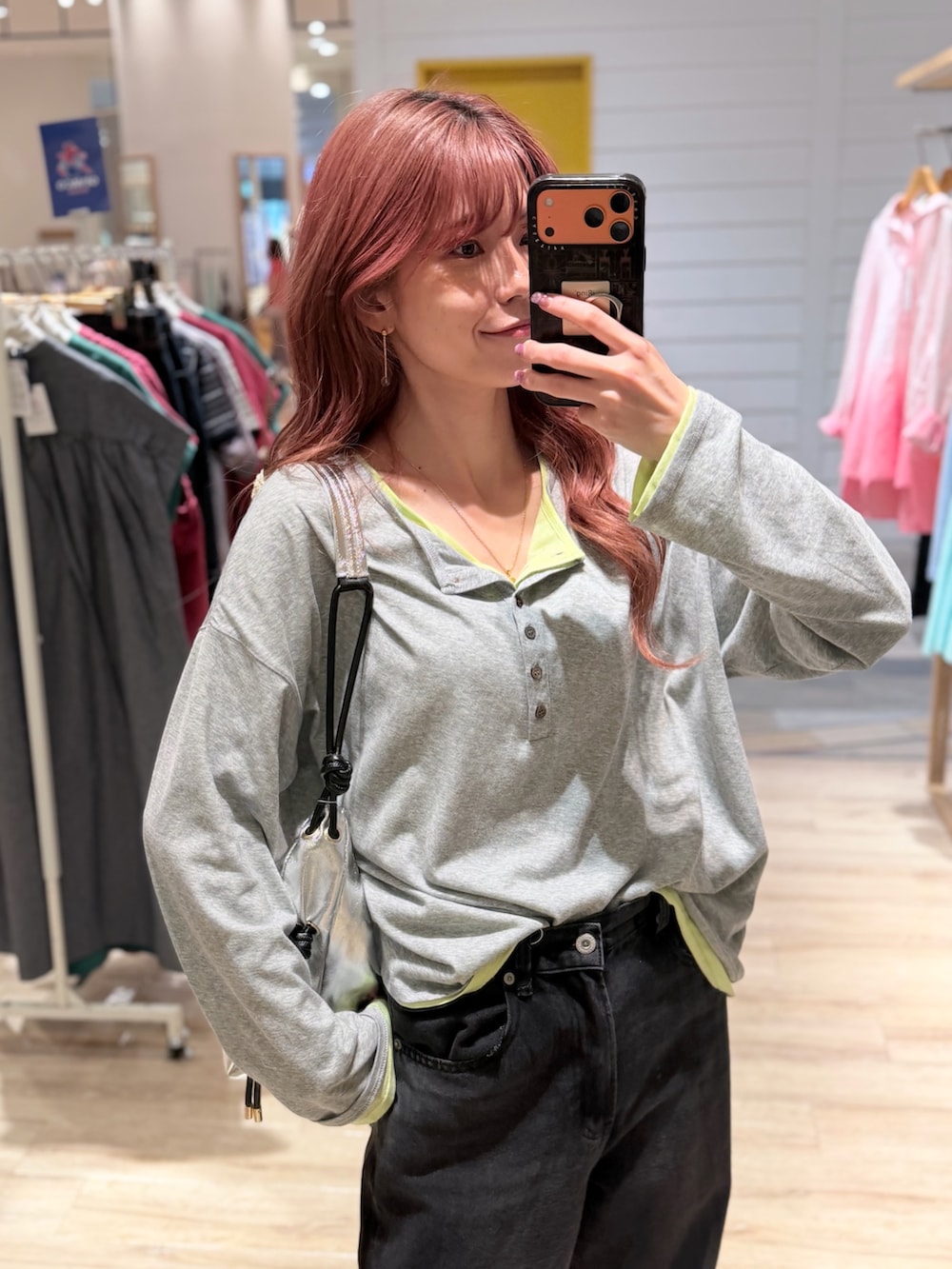 グレー系のTシャツ/カットソー、グリーン系のTシャツ/カットソー、ブラック系のデニムパンツを着用したレディースの夏コーディネートの2枚目の写真