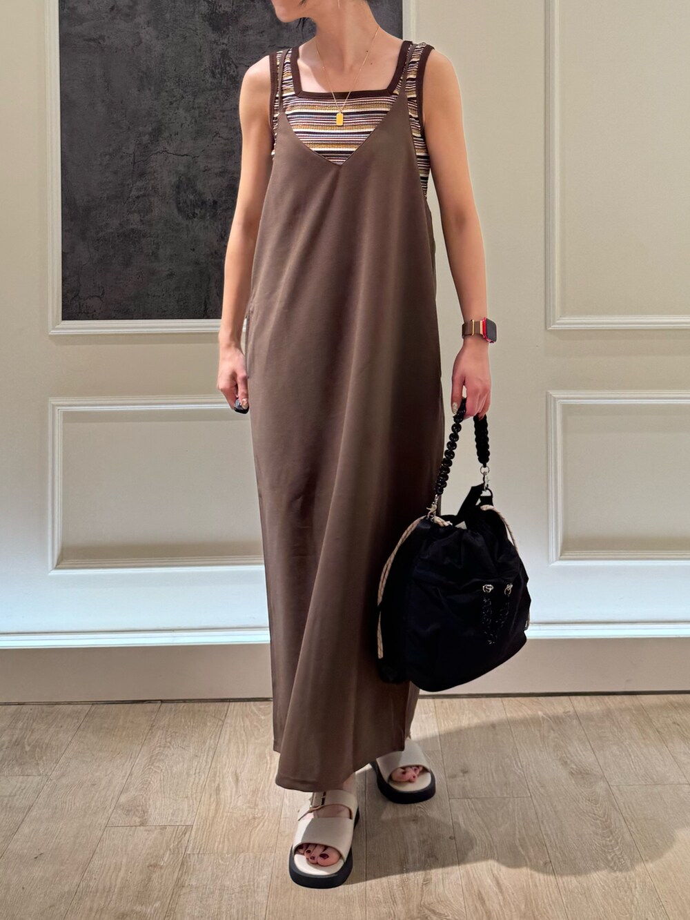 ブラウン系のワンピース、ホワイト系のサンダルを着用したレディースの夏コーディネートの5枚目の写真