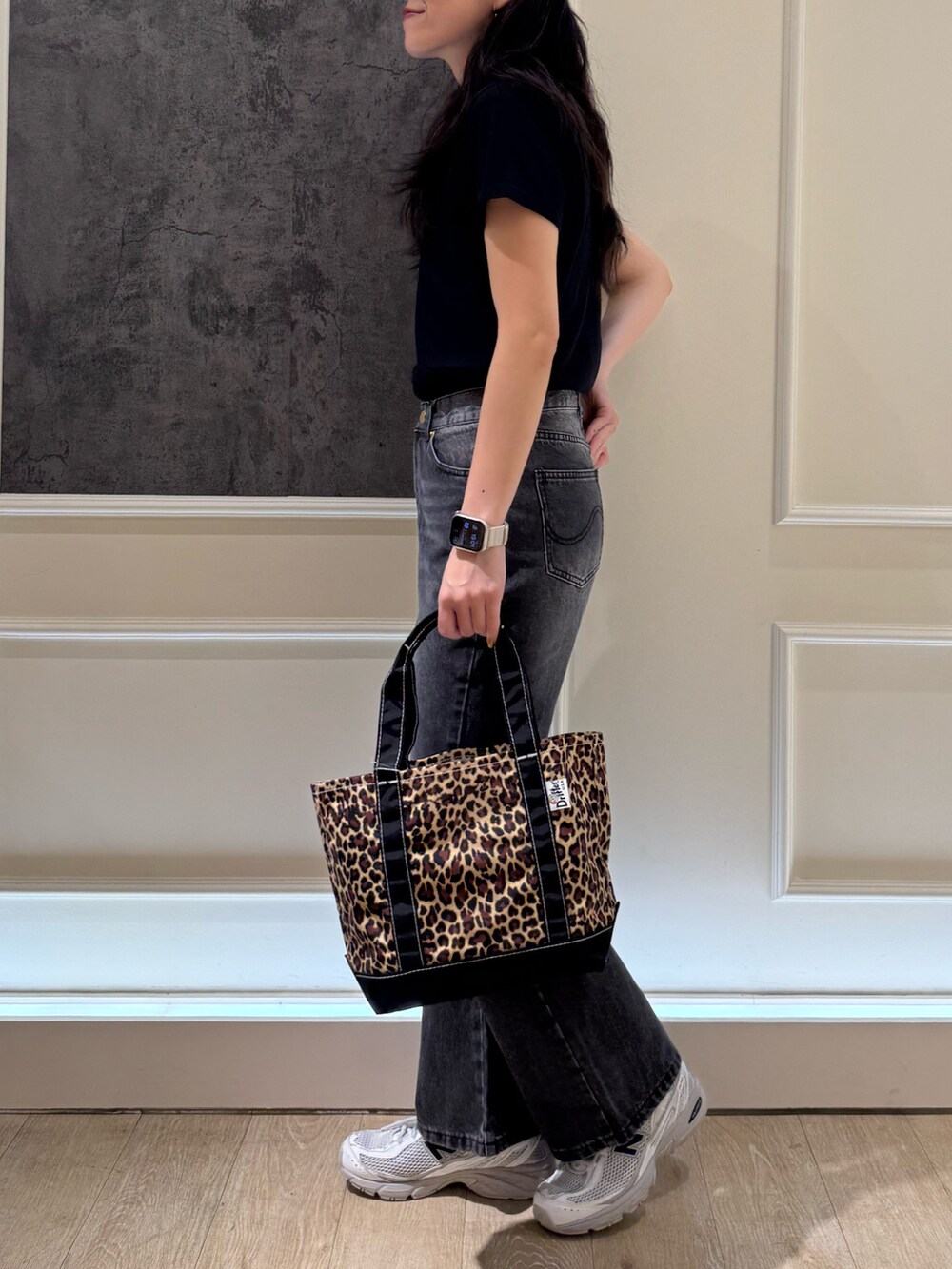 ブラック系のTシャツ/カットソー、ブラック系のデニムパンツを着用したレディースの夏コーディネートの4枚目の写真