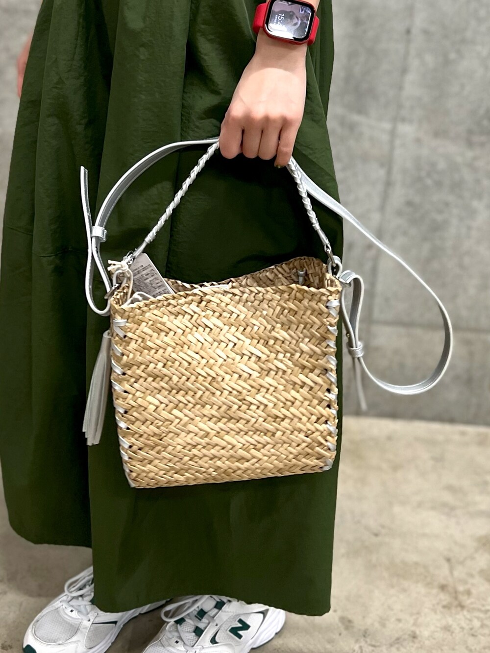 ホワイト系のワンピース、シルバー系のショルダーバッグ、ホワイト系のスニーカーを着用したレディースの春コーディネートの4枚目の写真