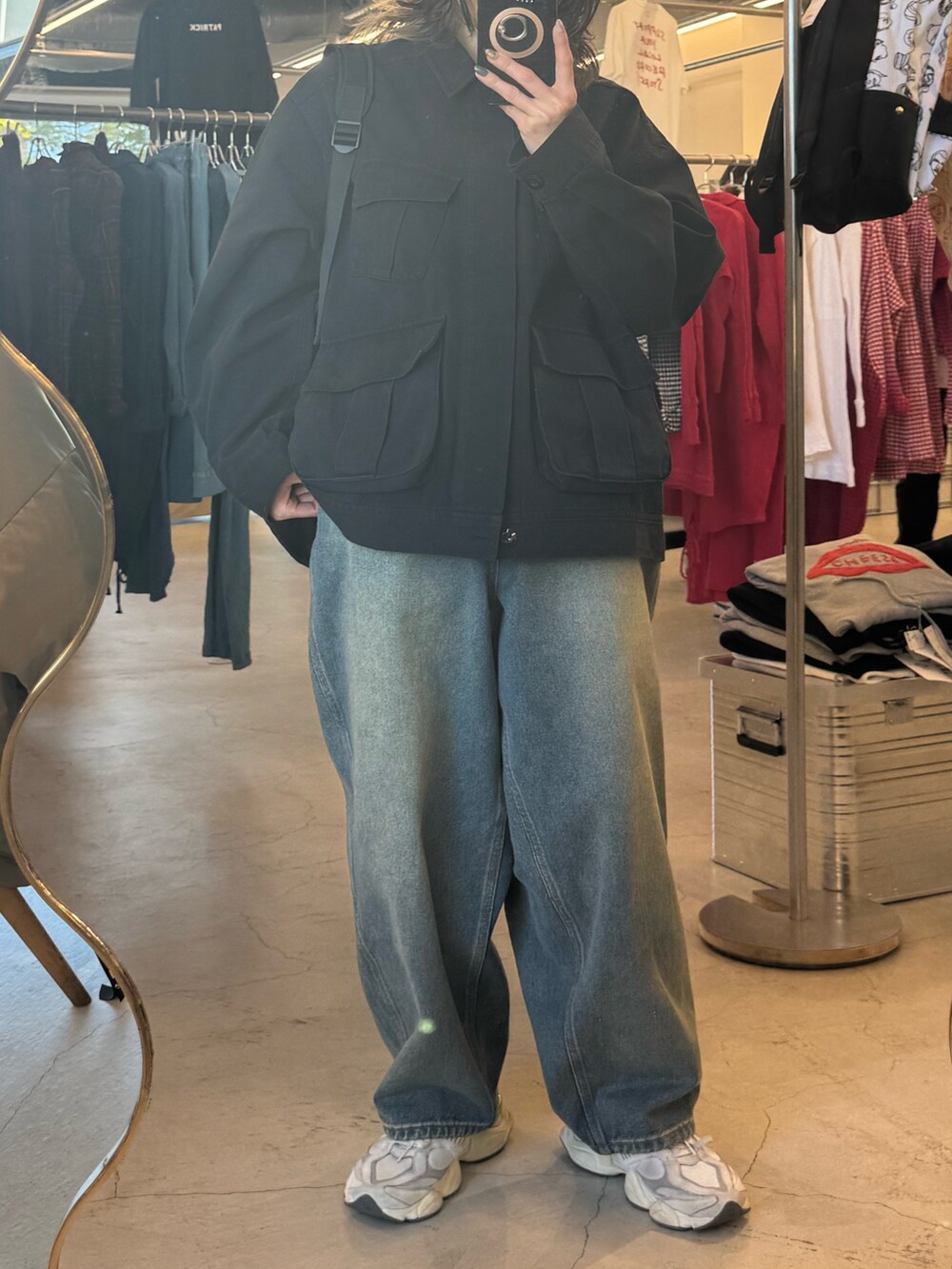 ブラック系のブルゾン、ブルー系のデニムパンツ、ブラック系のバックパック/リュックを着用したレディースの冬コーディネートの5枚目の写真