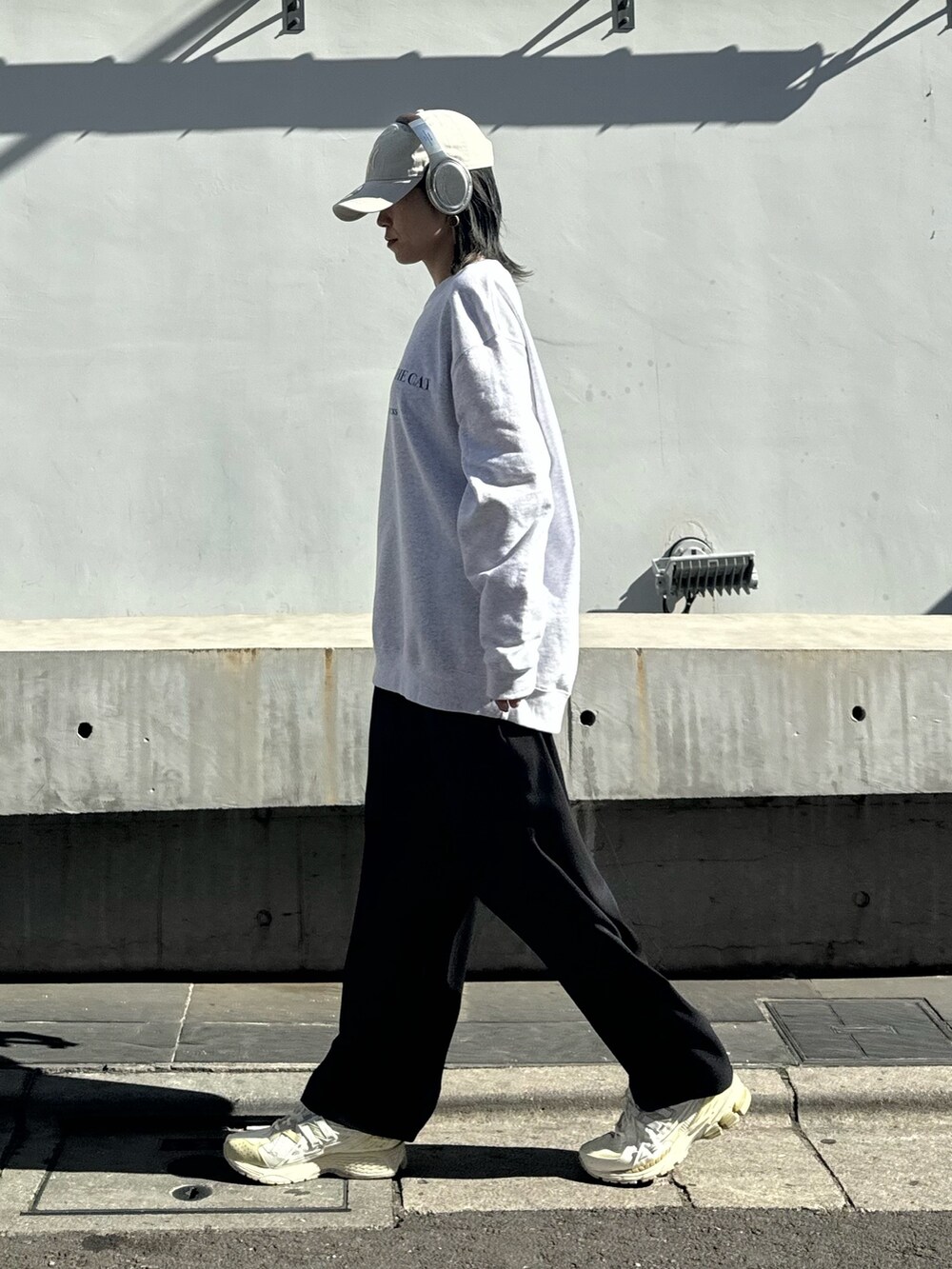 グレー系のスウェット、ブラック系のその他パンツを着用したレディースの冬コーディネートの3枚目の写真