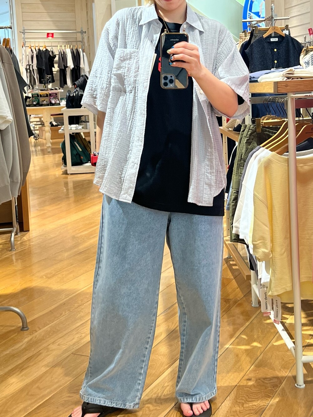 グレー系のシャツ/ブラウス、ブラック系のTシャツ/カットソーを着用したレディースの夏コーディネートの2枚目の写真