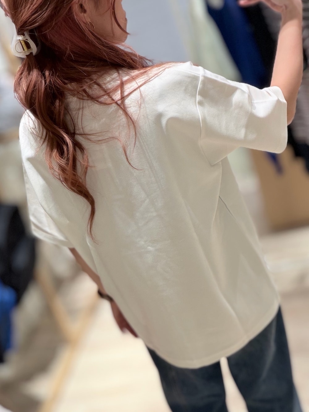 ホワイト系のTシャツ/カットソーを着用したレディースの春コーディネートの3枚目の写真