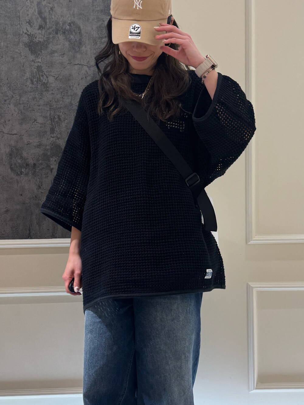 ブラック系のTシャツ/カットソー、ホワイト系のショルダーバッグ、ブルー系のデニムパンツを着用したレディースの夏コーディネートの2枚目の写真