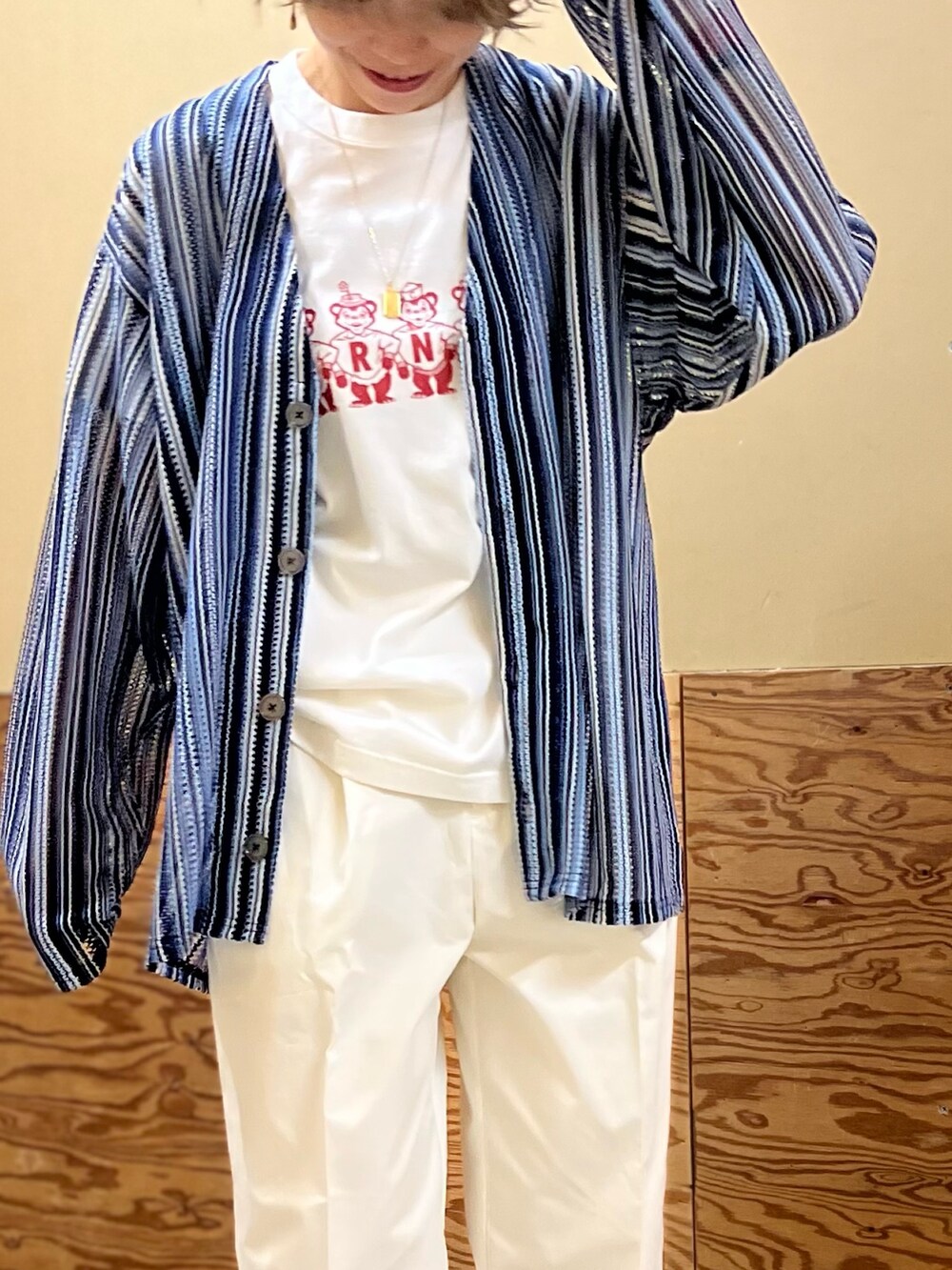 ブルー系のシャツ/ブラウス、ホワイト系のその他パンツ、ホワイト系のTシャツ/カットソーを着用したレディースの春コーディネートの2枚目の写真