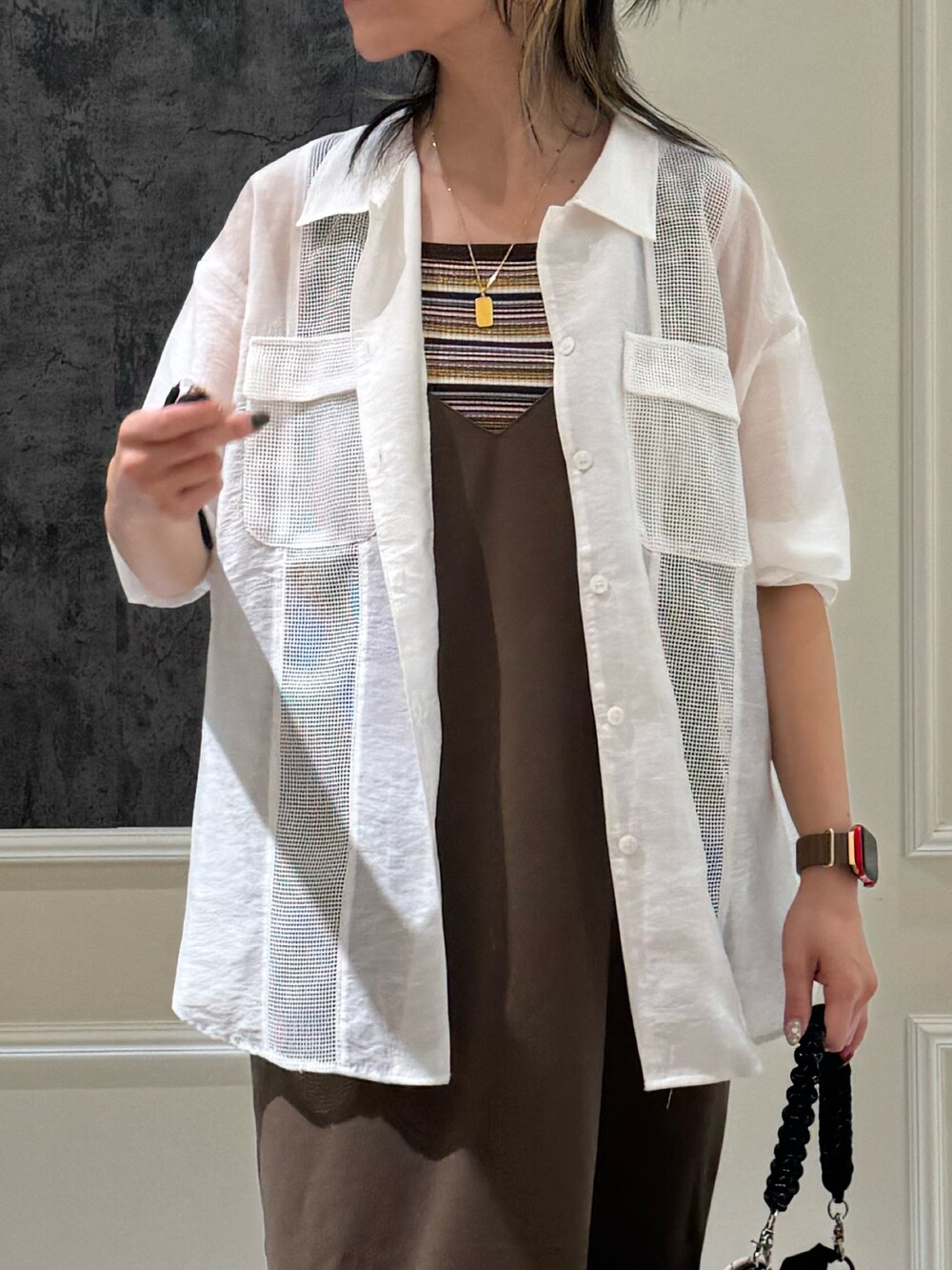 ブラウン系のワンピース、ベージュ系のシャツ/ブラウス、ホワイト系のサンダルを着用したレディースの夏コーディネートの2枚目の写真