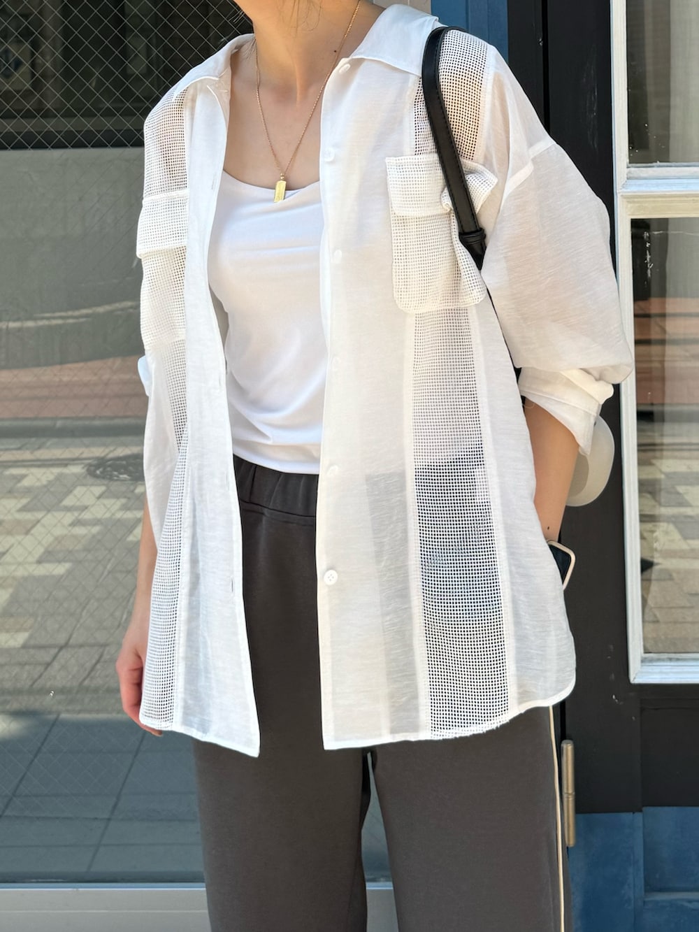 ベージュ系のシャツ/ブラウス、グレー系のその他パンツ、グレー系のサンダルを着用したレディースの夏コーディネートの3枚目の写真