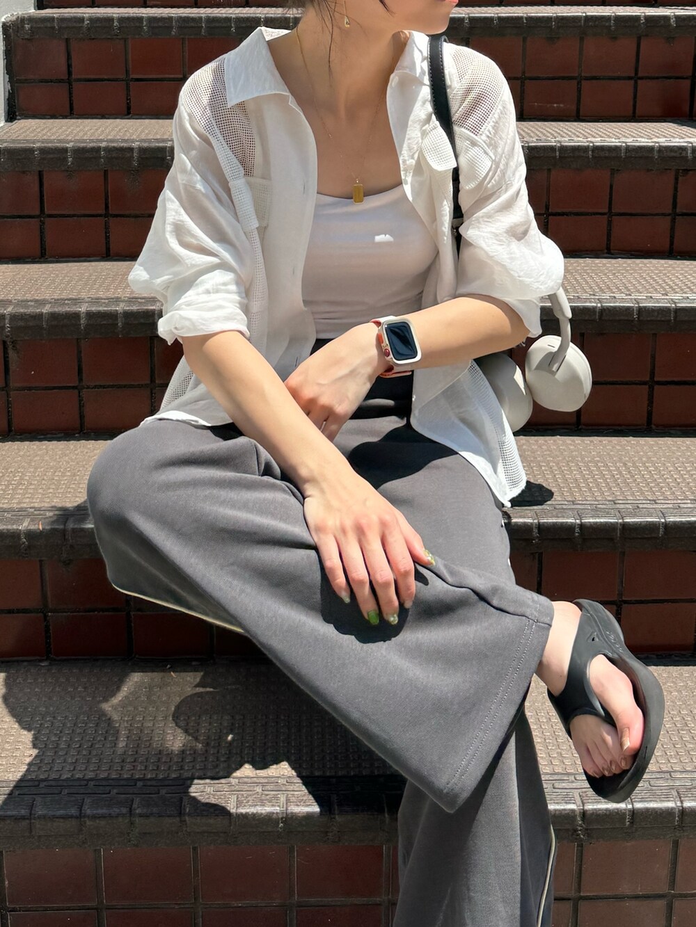 ベージュ系のシャツ/ブラウス、グレー系のその他パンツ、グレー系のサンダルを着用したレディースの夏コーディネートの5枚目の写真