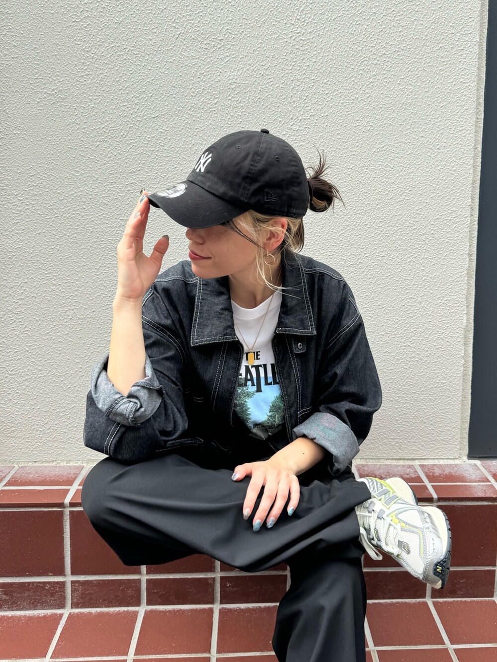ブラック系のブルゾン、ホワイト系のTシャツ/カットソーを着用したレディースの秋コーディネートの6枚目の写真