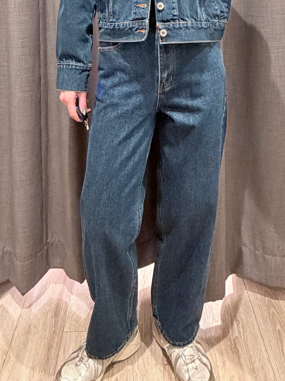 ブルー系のデニムジャケット、ブルー系のデニムパンツを着用したレディースの冬コーディネートの4枚目の写真