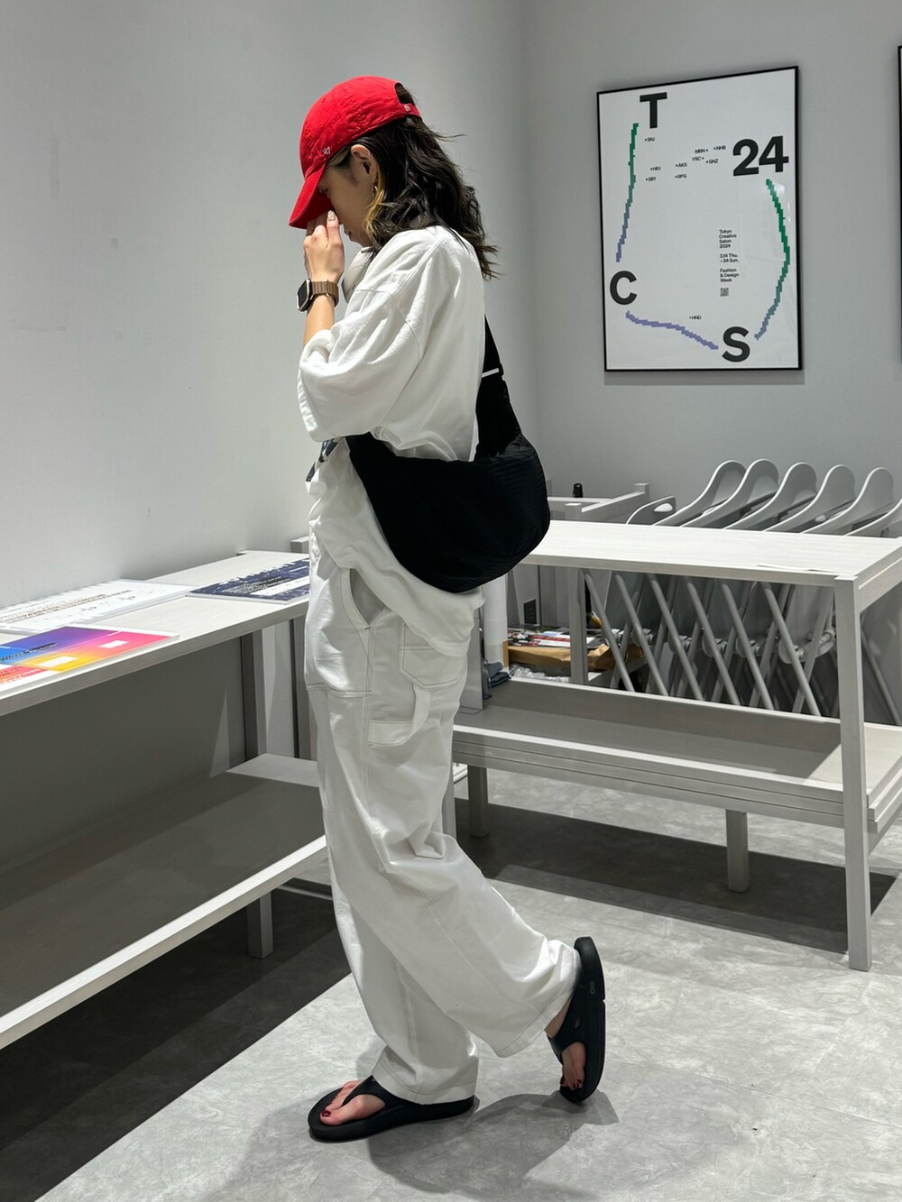 ホワイト系のその他パンツ、ホワイト系のTシャツ/カットソー、ブラック系のサンダルを着用したレディースの夏コーディネートの6枚目の写真