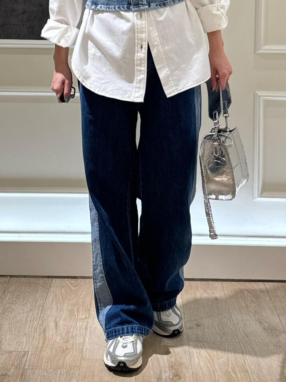 ブルー系のシャツ/ブラウス、ブルー系のデニムパンツ、ホワイト系のシャツ/ブラウスを着用したレディースの夏コーディネートの4枚目の写真