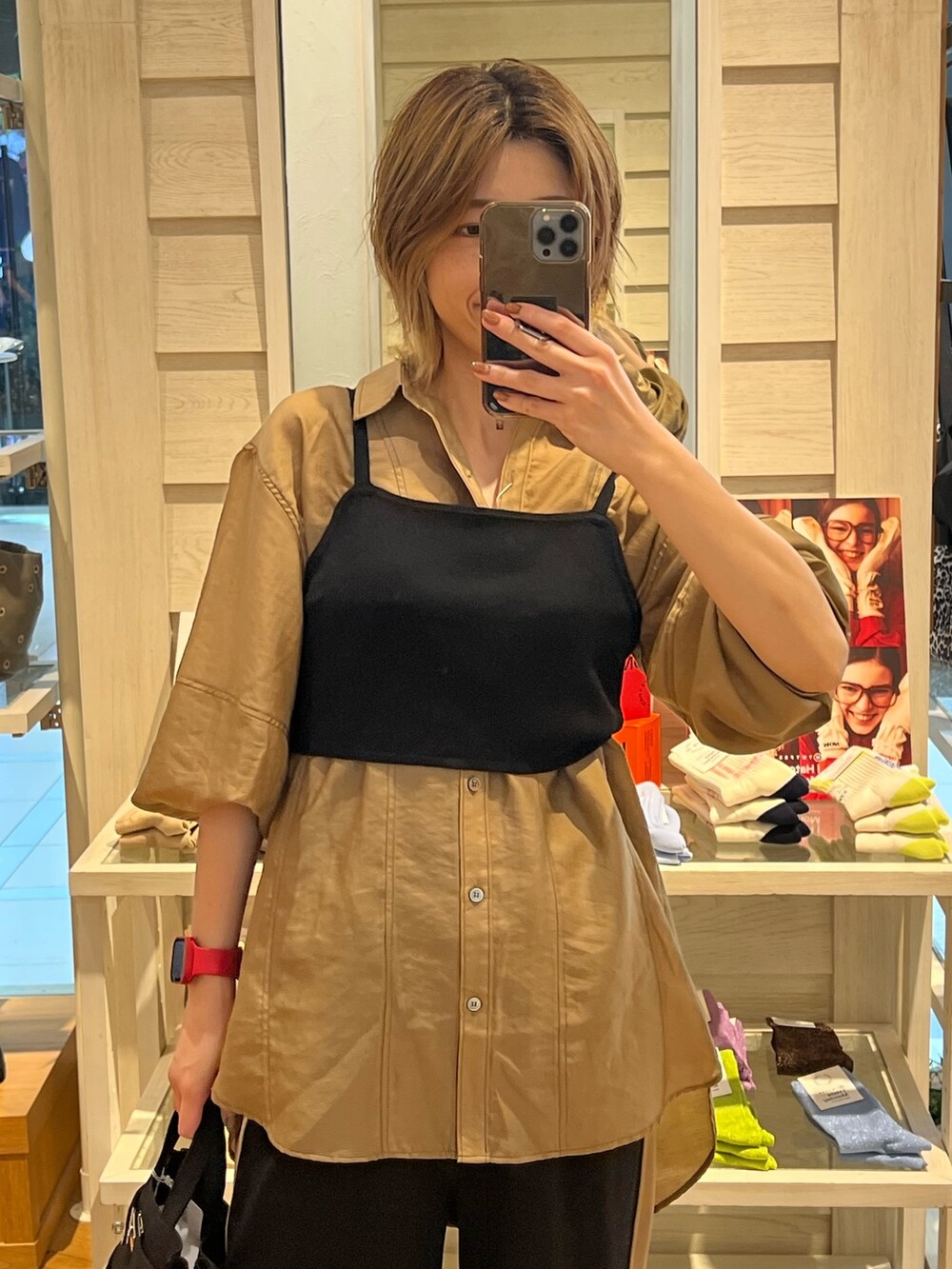 ブラウン系のシャツ/ブラウス、ブラック系のニット/セーター、ベージュ系のその他パンツを着用したレディースの秋コーディネートの2枚目の写真