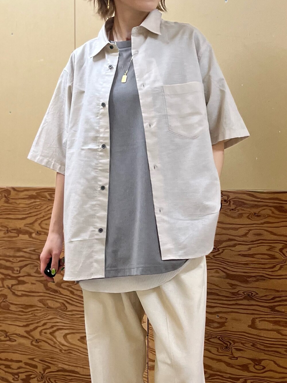 ベージュ系のシャツ/ブラウス、ベージュ系のTシャツ/カットソー、ホワイト系のタンクトップを着用したレディースの夏コーディネートの3枚目の写真