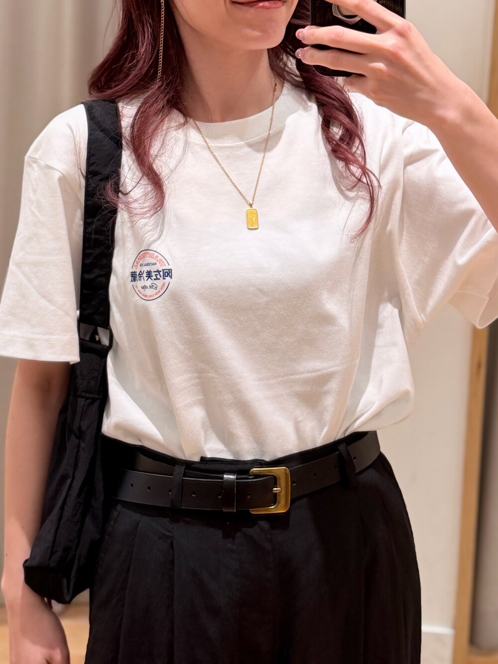 ホワイト系のTシャツ/カットソー、ブラック系のその他パンツを着用したレディースの夏コーディネートの2枚目の写真