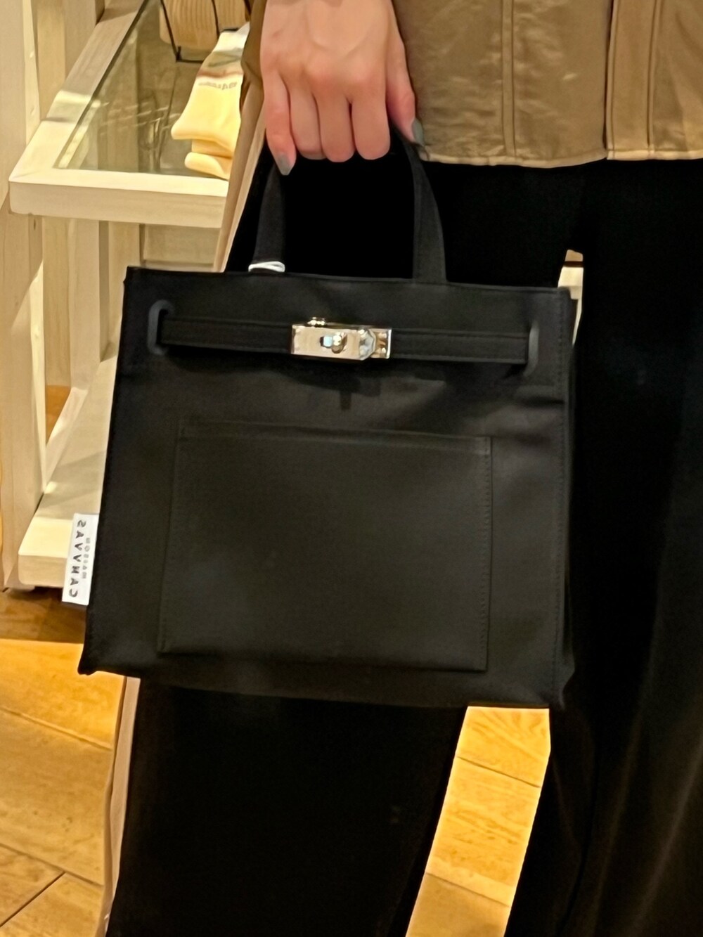 ブラウン系のシャツ/ブラウス、ブラック系のニット/セーター、ベージュ系のその他パンツを着用したレディースの秋コーディネートの3枚目の写真