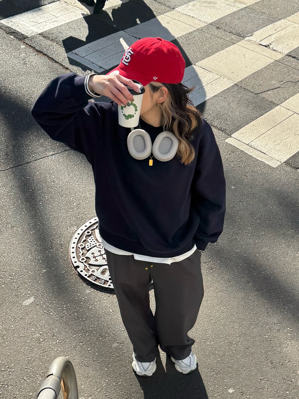 ブルー系のスウェット、グレー系のその他パンツを着用したレディースの冬コーディネートの5枚目の写真