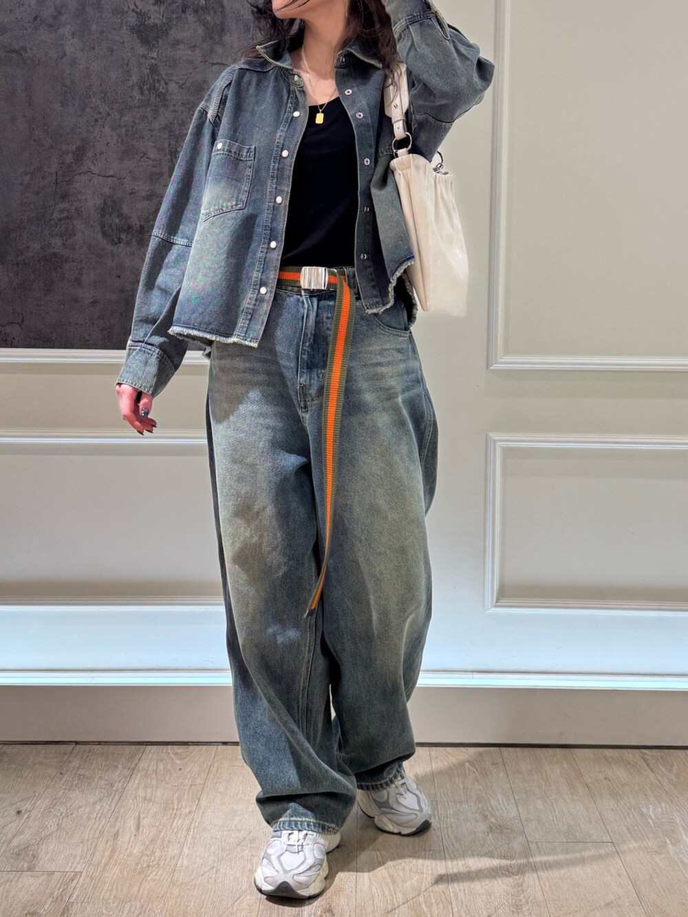 ブルー系のシャツ/ブラウス、ブルー系のデニムパンツ、ホワイト系のショルダーバッグを着用したレディースの冬コーディネートの2枚目の写真