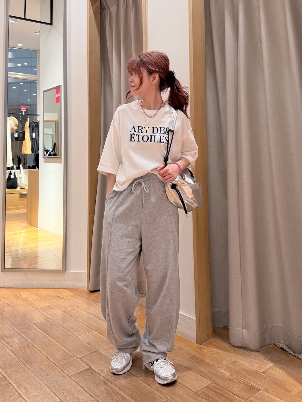 ホワイト系のTシャツ/カットソー、グレー系のその他パンツ、シルバー系のショルダーバッグを着用したレディースの夏コーディネートの2枚目の写真