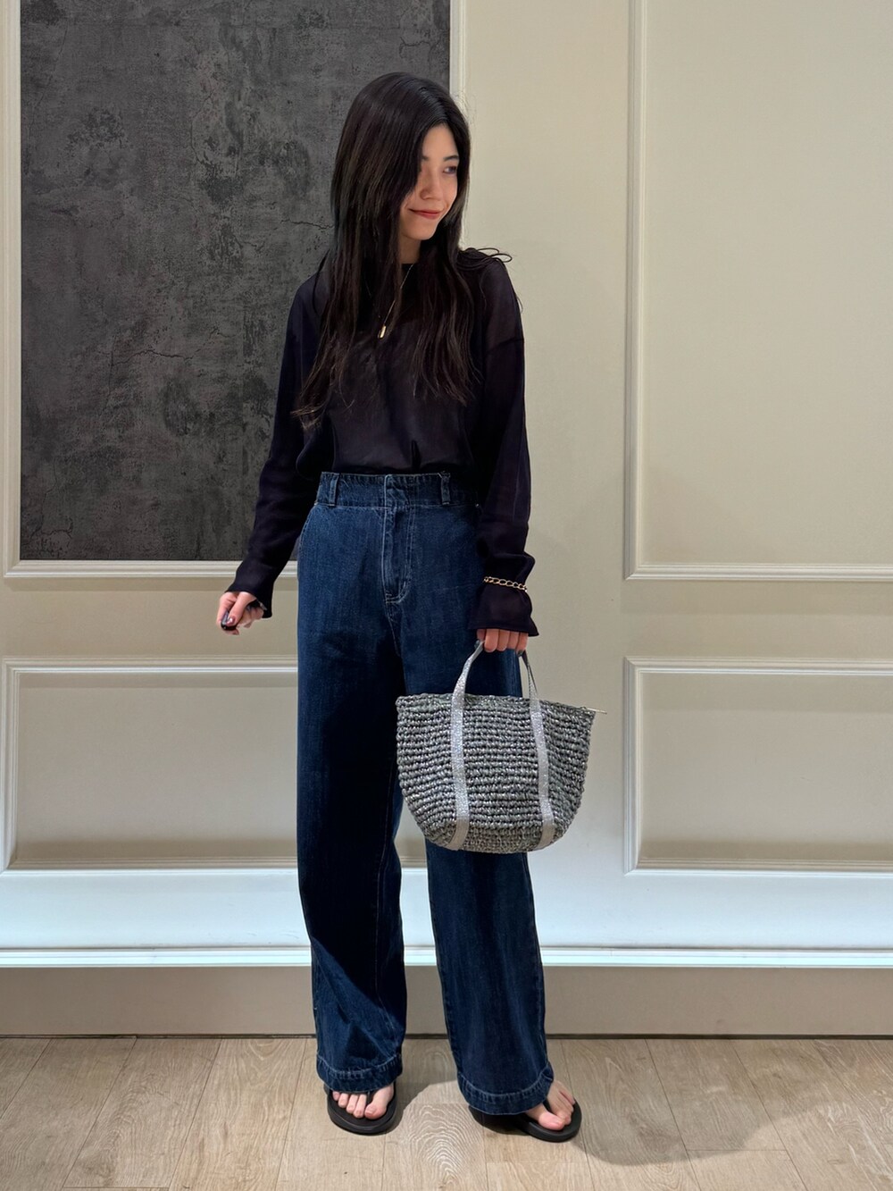 ブルー系のTシャツ/カットソー、ブルー系のデニムパンツ、ブラック系のトートバッグを着用したレディースの春コーディネートの2枚目の写真