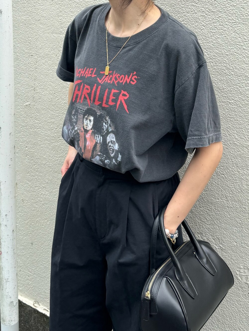 グレー系のTシャツ/カットソー、ブラック系のチノパンツを着用したレディースの春コーディネートの5枚目の写真