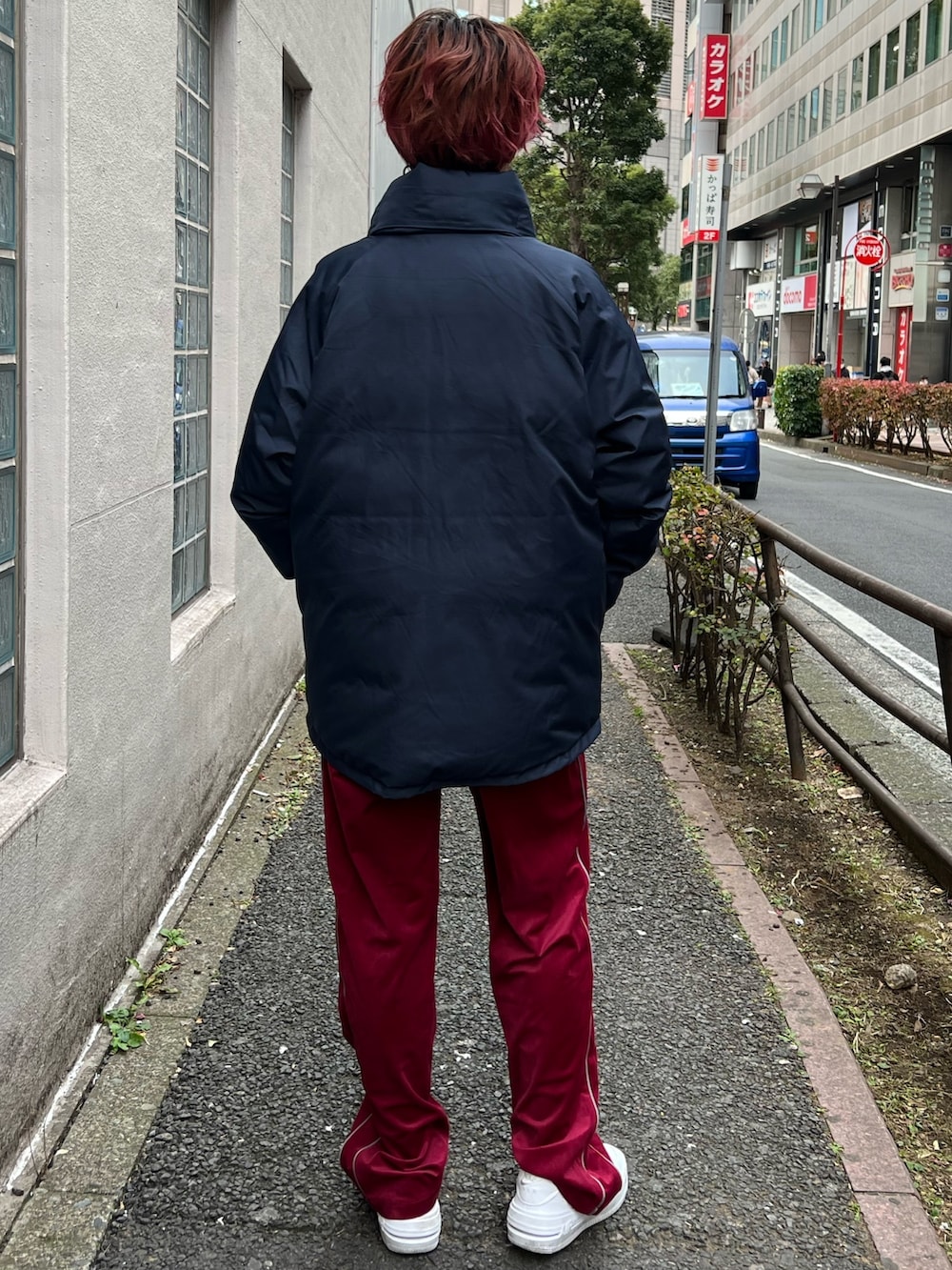 ブルー系のダウンジャケット/コート、レッド系のその他パンツを着用したレディースの冬コーディネートの2枚目の写真