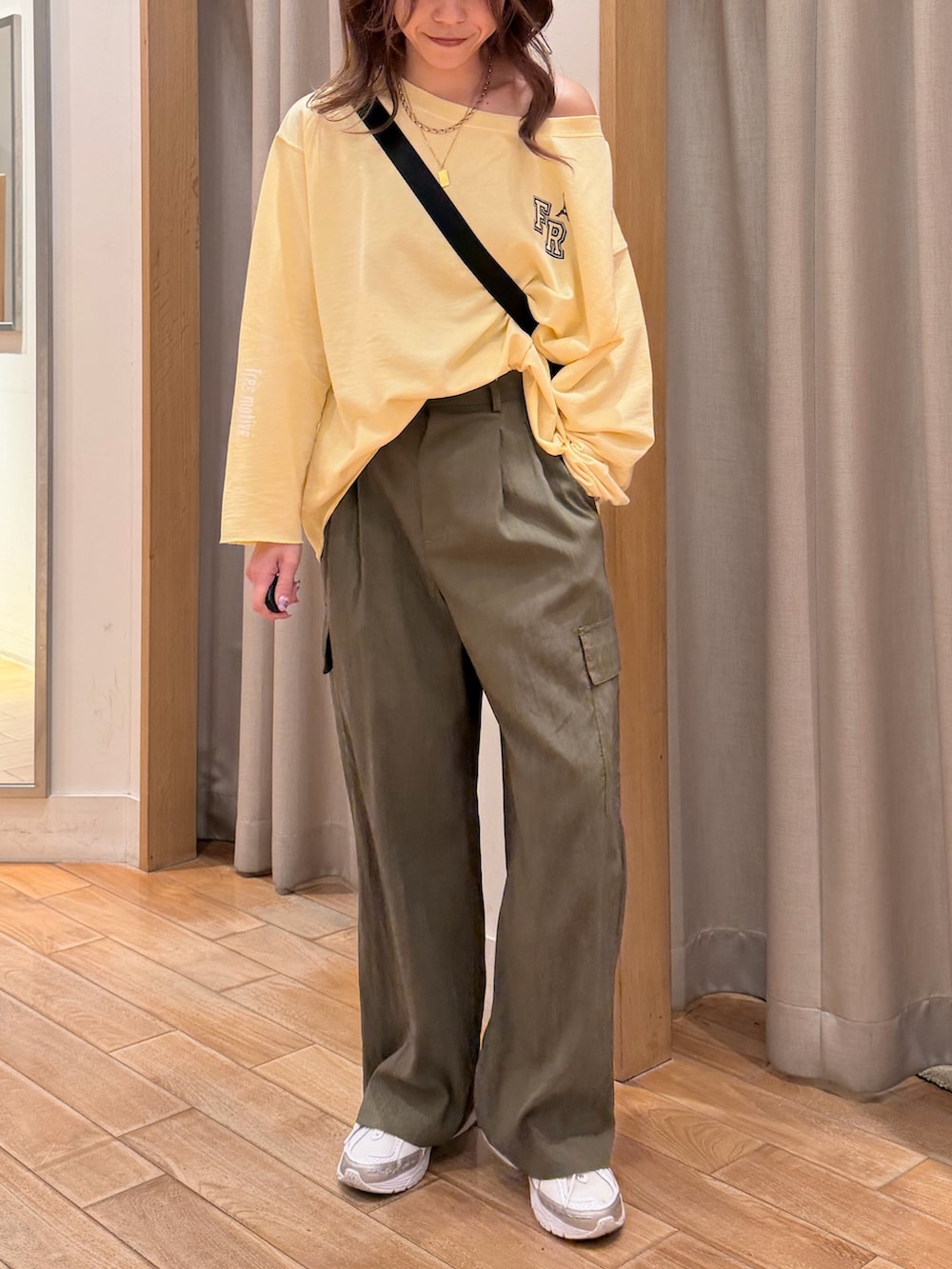 イエロー系のTシャツ/カットソー、グリーン系のその他パンツ、ブラック系のショルダーバッグを着用したレディースの春コーディネートの2枚目の写真