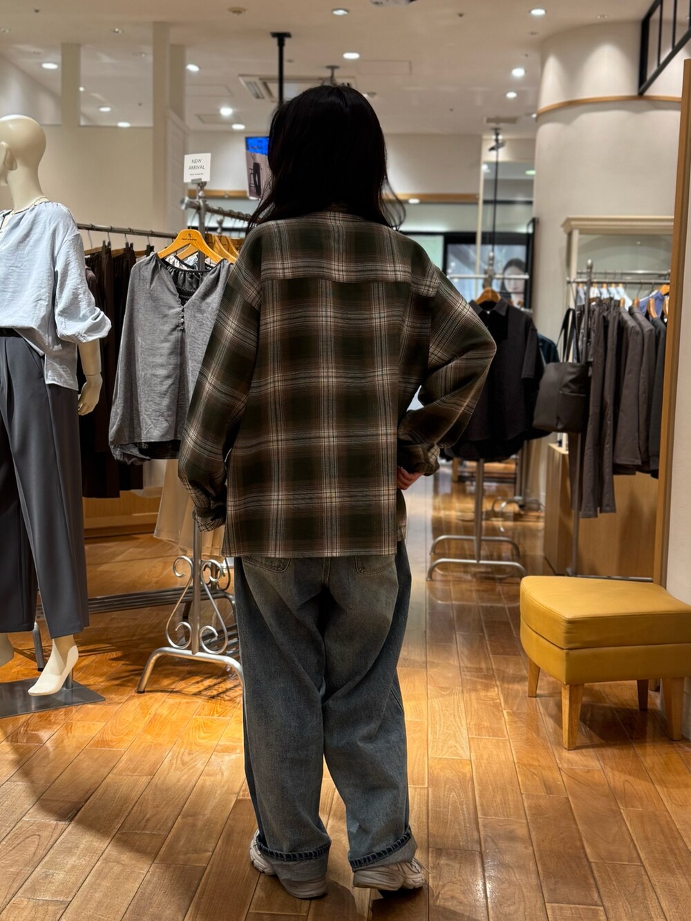 グリーン系のシャツ/ブラウス、ブルー系のデニムパンツを着用したレディースの秋コーディネートの4枚目の写真