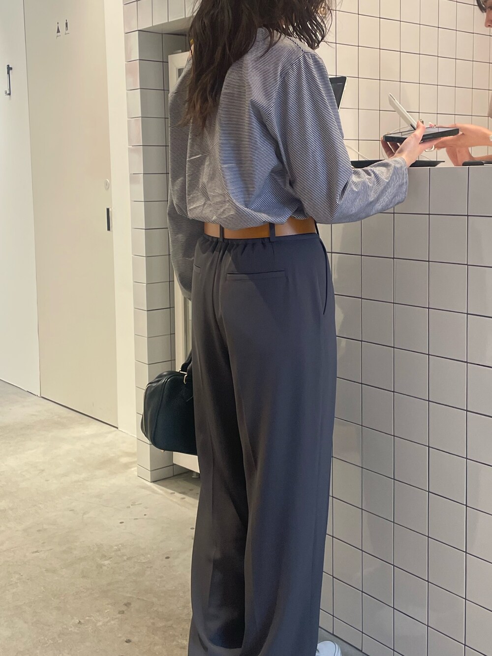 ホワイト系のTシャツ/カットソー、ブラック系のスラックスを着用したレディースの春コーディネートの5枚目の写真