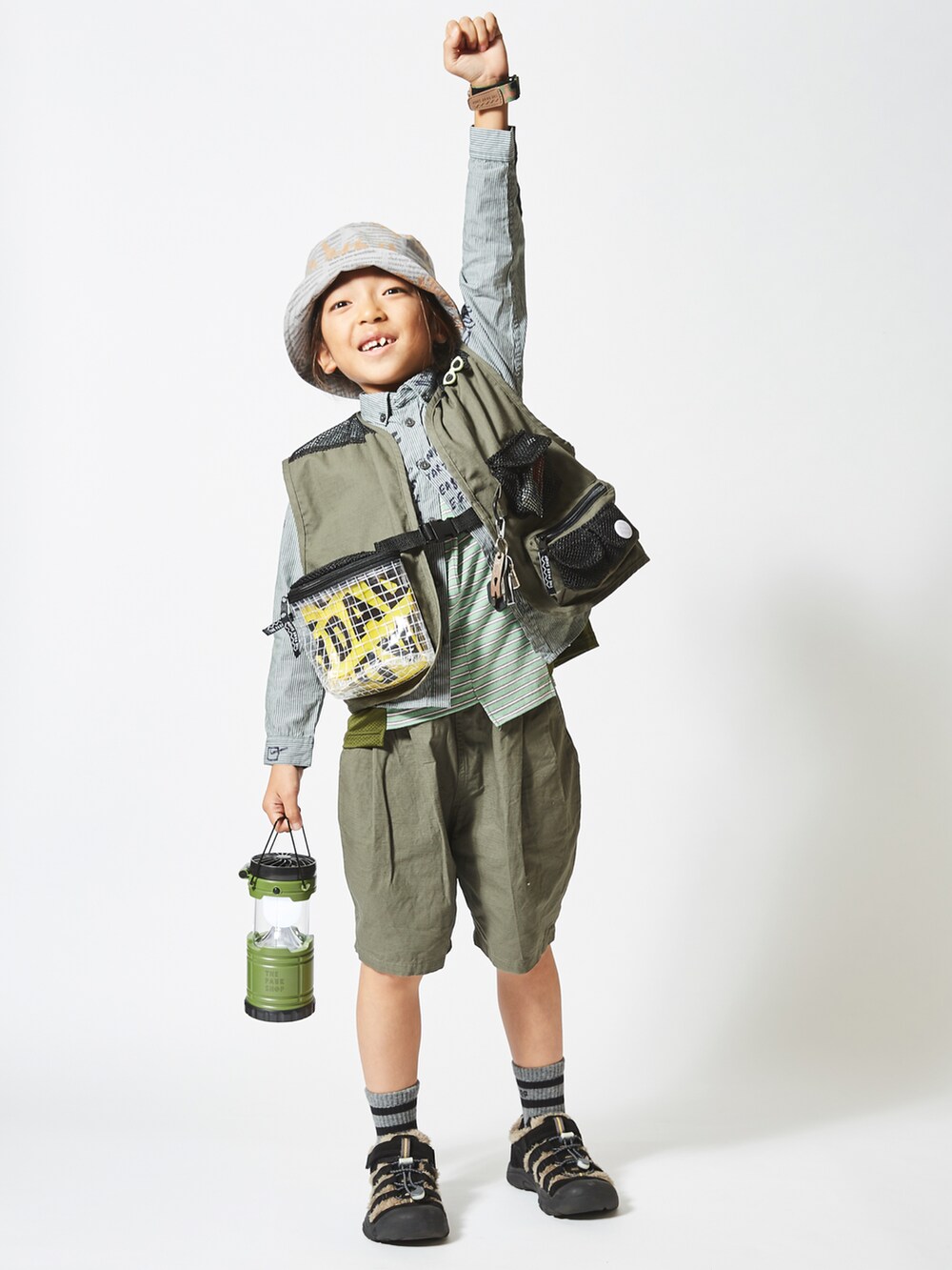 グリーン系のベスト、グリーン系のその他パンツ、ブラック系のスニーカーを着用したキッズの夏コーディネートの2枚目の写真