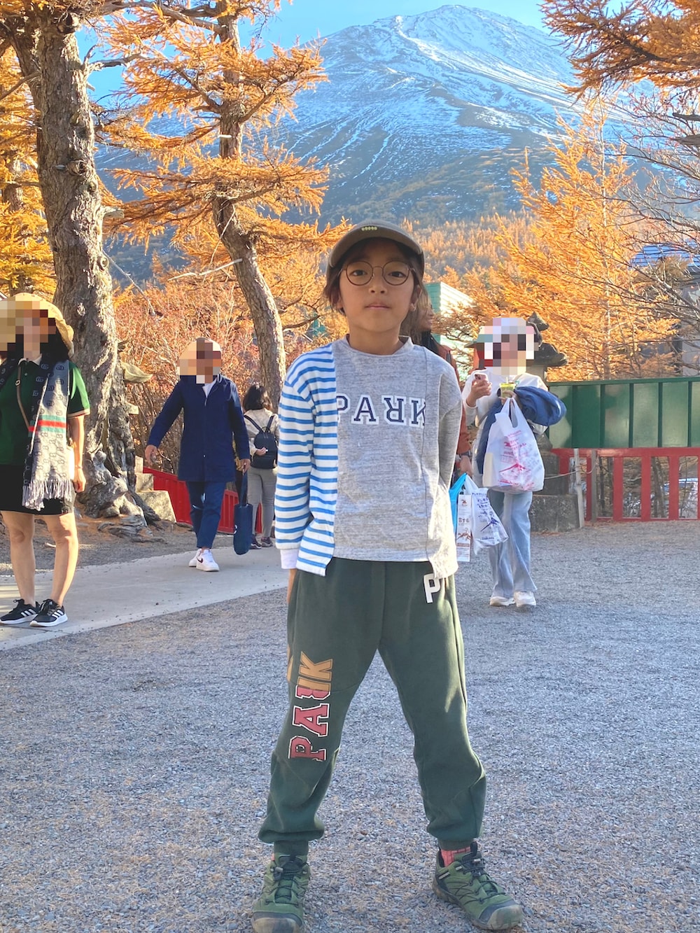 グレー系のトップス、グリーン系のシューズ、グリーン系のパンツを着用したキッズの秋コーディネートの2枚目の写真