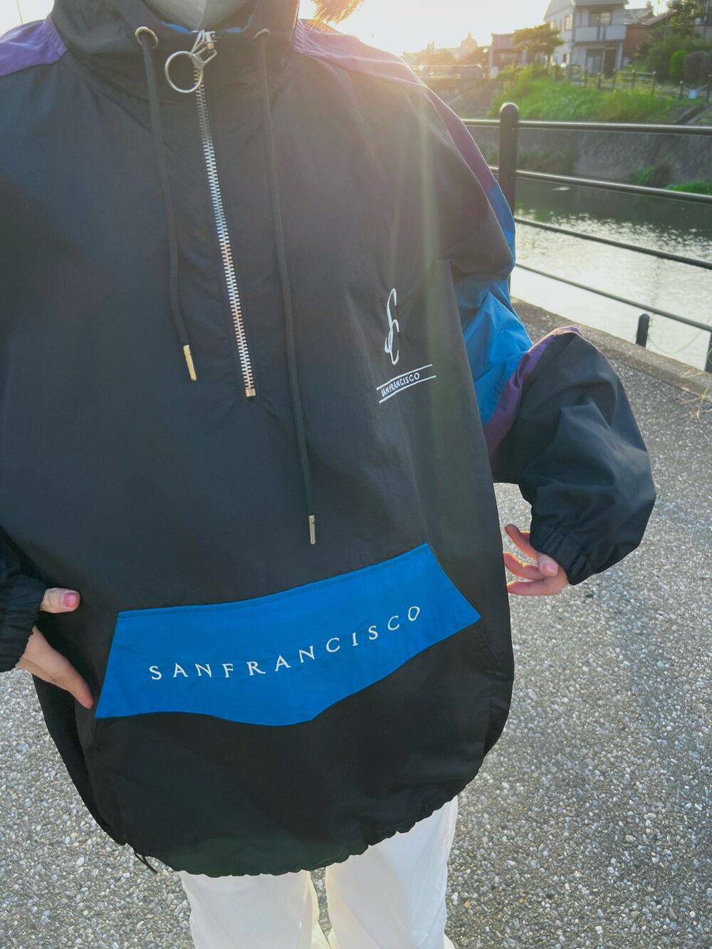 「ナイロン、ストリート、秋コーデ、ootd、メンズライク、おしゃれさんと繋がりたい、秋服準備はじめました、スノーパンツ」｜「JOHN'S CLOSETの【13】ナイロンハーフZIPブルゾン（ナイロンジャケット、ブラック系）」を使った、まいさん（レディース・155cm）の秋コーディネートの2枚目の写真