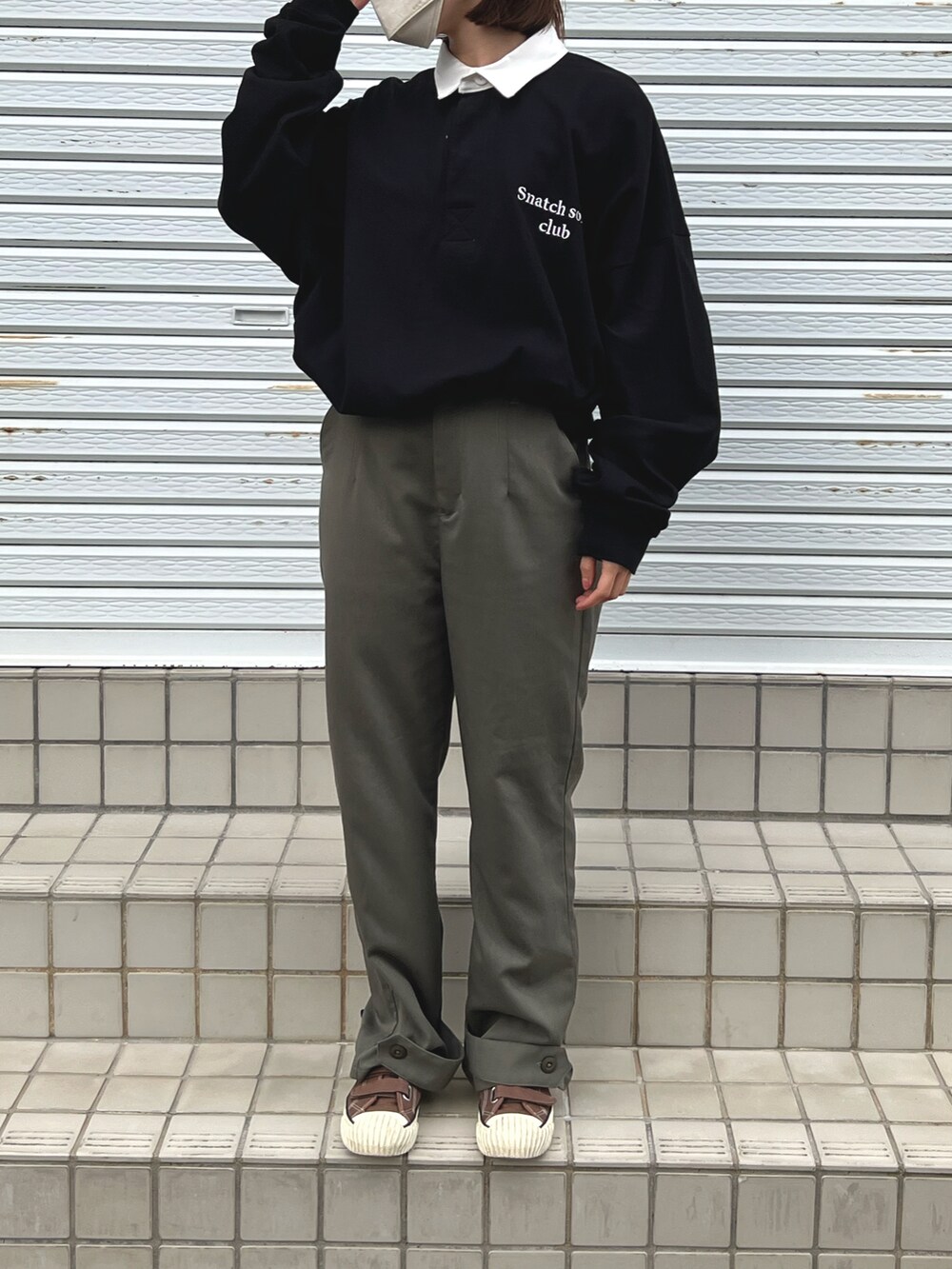 「秋コーデ、秋服、おしゃれさんと繋がりたい、ポロシャツ、秋服準備はじめました、ユニセックス、メンズライク」｜「improvesのヘビーウエイト 胸ロゴ 刺繍 ラガーシャツ（ポロシャツ、ブラック系）」を使った、まいさん（レディース・155cm）の夏コーディネートの2枚目の写真