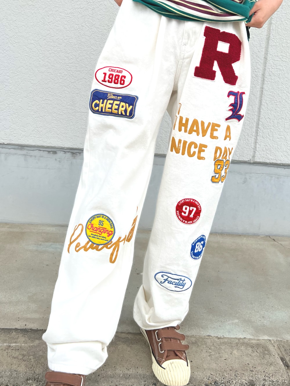 ホワイト系のデニムパンツを着用したレディースの夏コーディネートの2枚目の写真