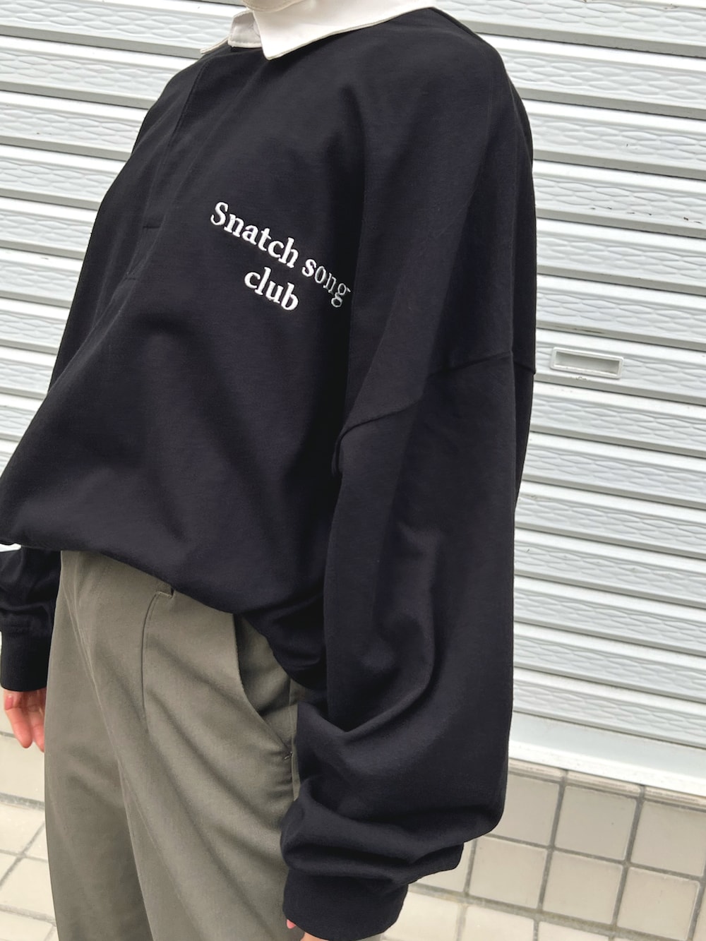 「秋コーデ、秋服、おしゃれさんと繋がりたい、ポロシャツ、秋服準備はじめました、ユニセックス、メンズライク」｜「improvesのヘビーウエイト 胸ロゴ 刺繍 ラガーシャツ（ポロシャツ、ブラック系）」を使った、まいさん（レディース・155cm）の夏コーディネートの3枚目の写真
