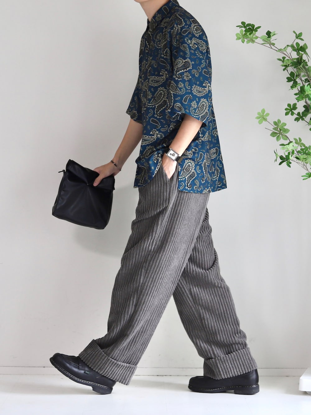「ガラシャツ、柄シャツ、柄、ペイズリー柄、シャツ、シャツスタイル、コーデュロイパンツ、秋服まるっと大公開、レザーシューズ、大人カジュアル、大人コーデ、オトナカジュアル、お洒落さんとつながりたい、リラックススタイル、ワイドパンツ」|「JUNREDのMr.SZK × JUNRed / ペイズリープリントハーフスリーブシャツ(シャツ/ブラウス、グリーン系)」を使った、Mr.SZKさん(メンズ・177cm)の秋コーディネートの2枚目の写真