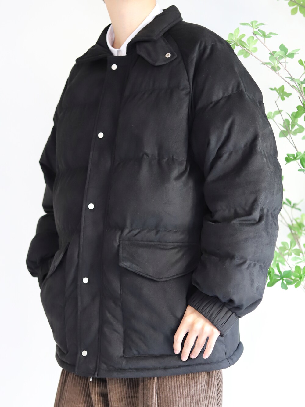 ブラック系のダウンジャケット/コート、その他のダウンジャケット/コート、ブラック系のスラックスを着用したメンズの秋コーディネートの4枚目の写真