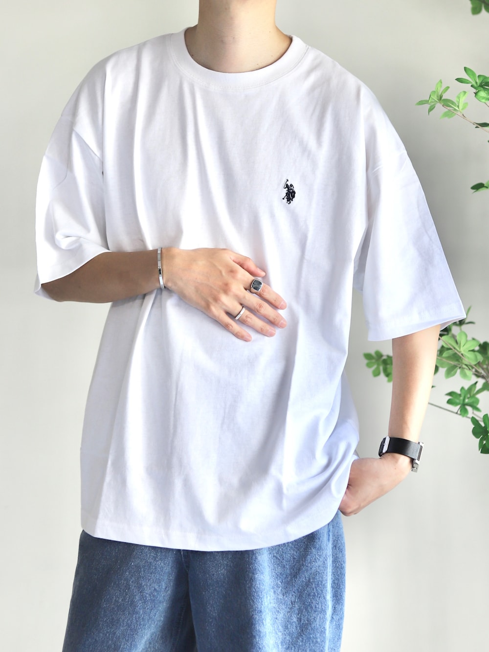 ホワイト系のTシャツ/カットソー、ブルー系のデニムパンツ、ホワイト系のサンダルを着用したメンズの春コーディネートの2枚目の写真