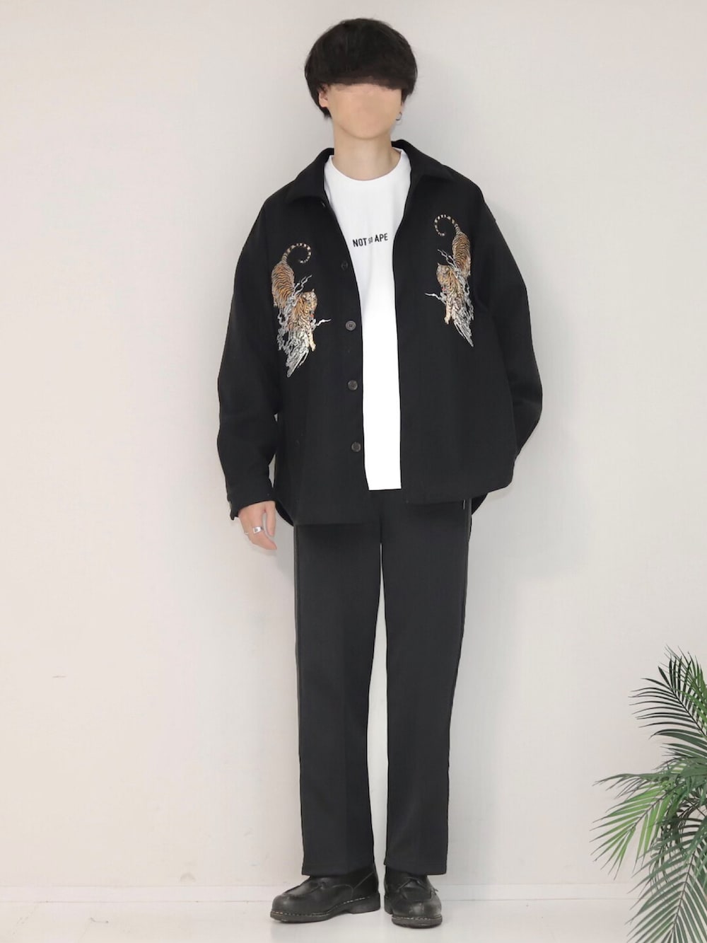 「白Tシャツ、nsa、perky_room、ノットソーエイプ、not so ape、ラインパンツ、トラックパンツ、春コーデ、シンプルコーデ、シンプルスタイル、着回しコーデ、着回し、着回し抜群、白シャツ、カジュアル」|「Not So ApeのNOT so APE テキスト Tシャツ(Tシャツ/カットソー、ホワイト系)」を使った、Mr.SZKさん(メンズ・177cm)の冬コーディネートの3枚目の写真