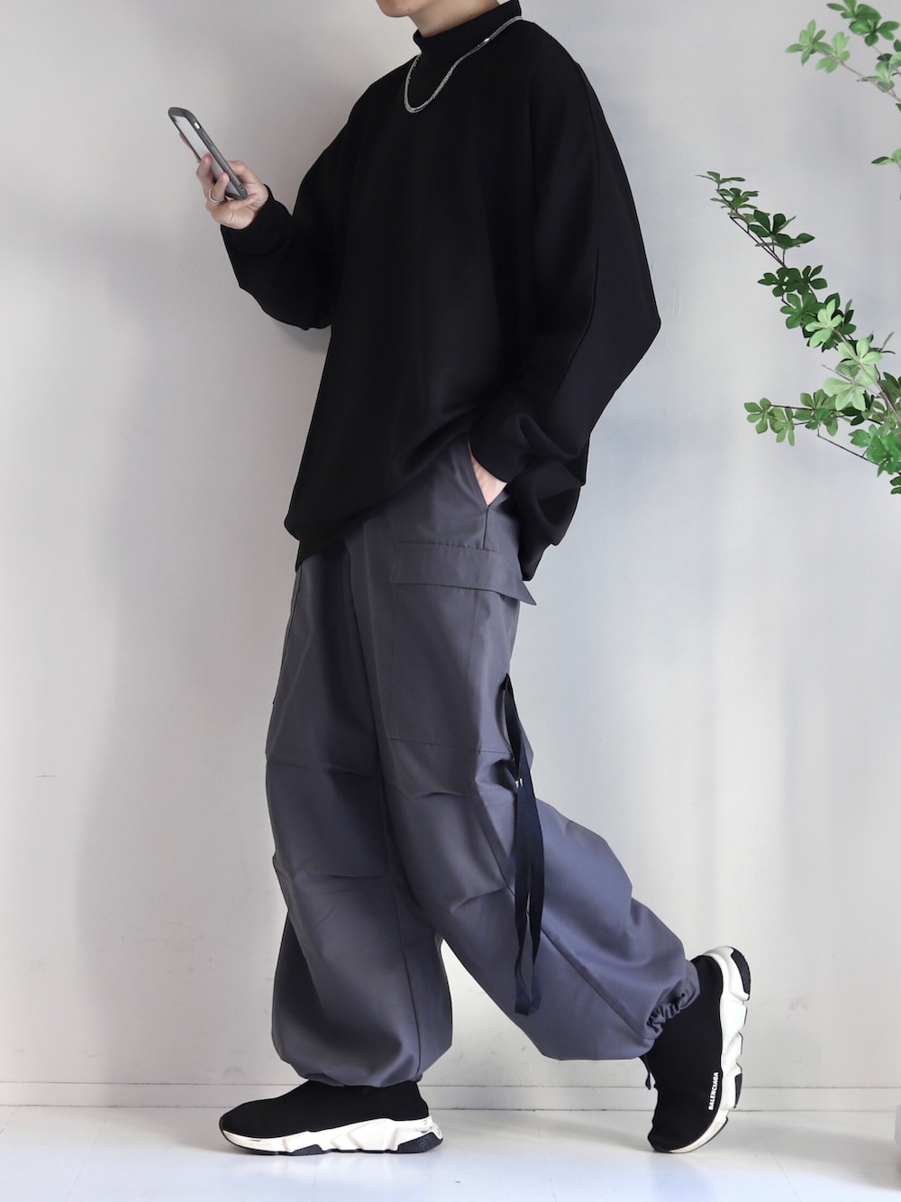 ブラック系のTシャツ/カットソー、その他のカーゴパンツ、ブラック系のハットを着用したメンズの冬コーディネートの2枚目の写真