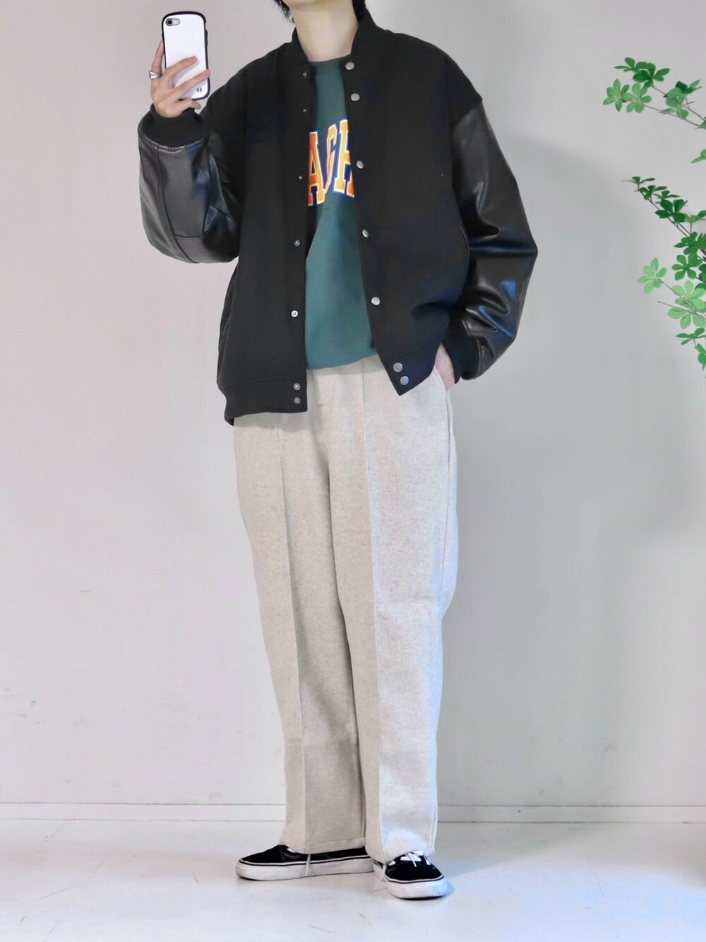 ブラック系のスタジャン、グリーン系のスウェット、ベージュ系のその他パンツを着用したメンズの春コーディネートの3枚目の写真