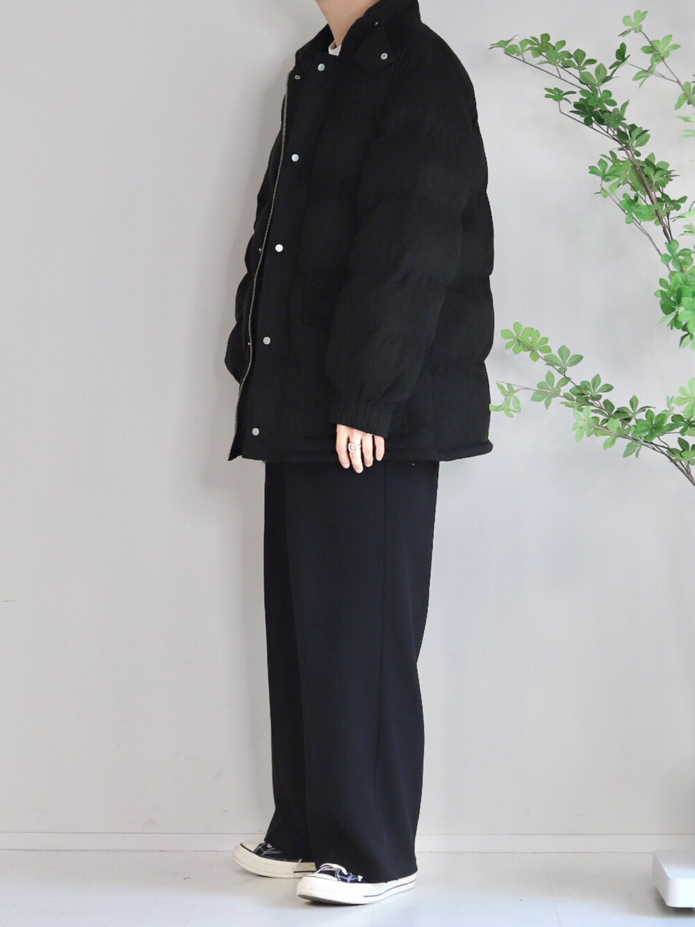 ブラック系のダウンジャケット/コート、その他のダウンジャケット/コート、ブラック系のスラックスを着用したメンズの秋コーディネートの2枚目の写真