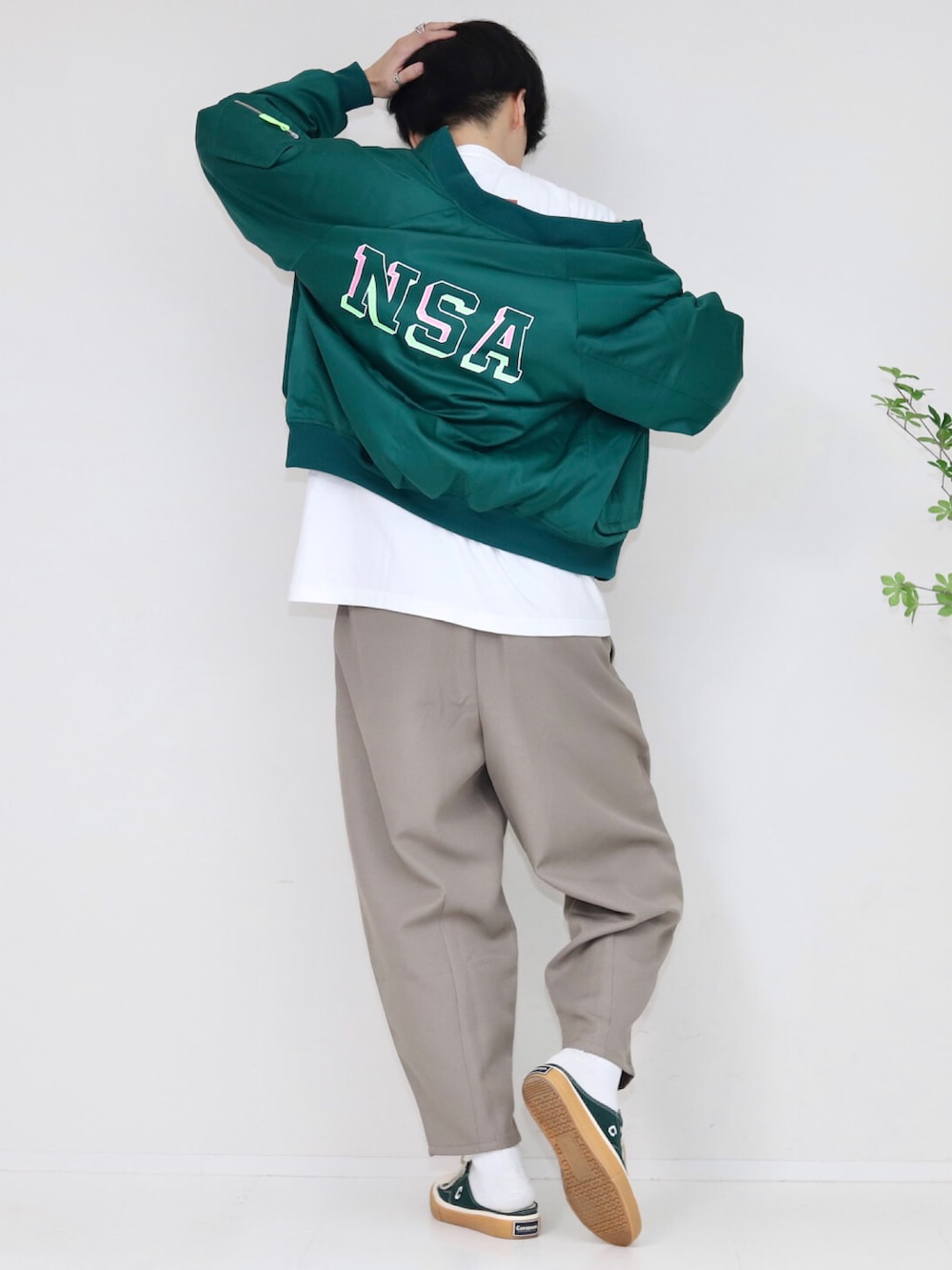 グリーン系のその他アウター、ベージュ系のパンツ、グリーン系のスニーカーを着用したメンズの春コーディネートの2枚目の写真