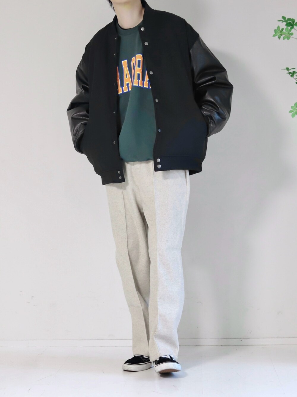 ブラック系のスタジャン、グリーン系のスウェット、ベージュ系のその他パンツを着用したメンズの春コーディネートの2枚目の写真